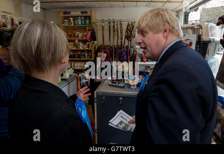 Der Londoner Bürgermeister Boris Johnson schließt sich dem konservativen Kandidaten für Ealing Central und Acton Angie Bray (links) an, während er in South Acton, London, Wahlkampf macht. Stockfoto