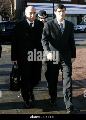 Manchester United Kapitän Roy Keane (rechts) trifft mit dem Klubanwalt Maurice Watkins ein. Stockfoto