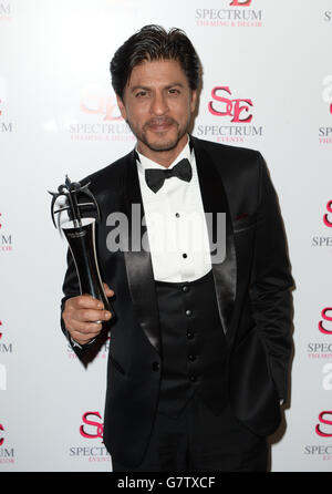 Shah Rukh Khan mit seiner herausragenden Leistung im Kino bei den British Asian Awards 2015 im Grosvenor House Hotel, London. Stockfoto