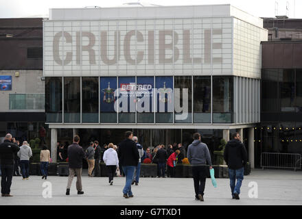 Snooker - Betfred-Weltmeisterschaft - Erster Tag - Crucible Theatre. Snooker-Fans kommen vor dem Eröffnungstag der Betfred-Weltmeisterschaft im Crucible Theatre, Sheffield, am Crucible Theatre an. Stockfoto