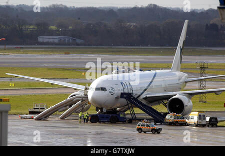 Mehr als 300 Passagiere wurden von einem Flug der Pakistan International Airlines evakuiert, als es am Flughafen Manchester überhitzte, teilte die Polizei mit. Flug PK789, eine Boeing 777 aus Karachi, landete um 9:03 Uhr morgens in Manchester, um auf dem Weg nach Toronto, Kanada, zu tanken. Als es entlang der Start- und Landebahn taxi ging, kam der Rauch aus dem linken Fahrgestell. Die Feuerwehrleute wurden gerufen und die 323 Passagiere und 12 Besatzungsmitglieder an Bord wurden mit Notrutschen aus dem Flugzeug gedrängt. Zunächst dachte man, dass das Flugzeug Feuer gefangen hatte, aber die Polizei bestätigte später, dass es überhitzt war. Stockfoto