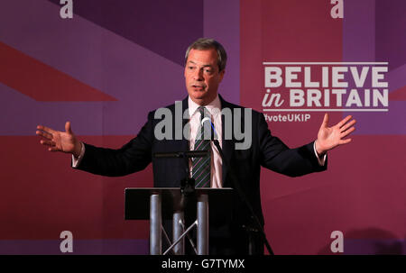 UKIP-Führer Nigel Farage hält eine Rede in Rochester, Kent, nach einem Wahlkampfspaziergang in der Stadt. Stockfoto