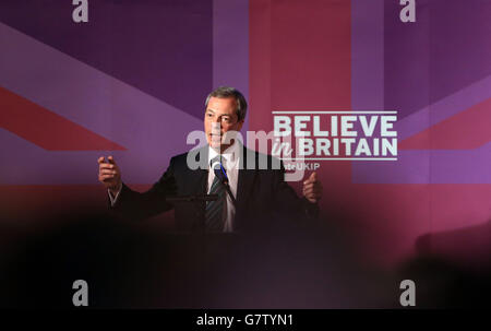 UKIP-Führer Nigel Farage hält eine Rede in Rochester, Kent, nach einem Wahlkampfspaziergang in der Stadt. Stockfoto