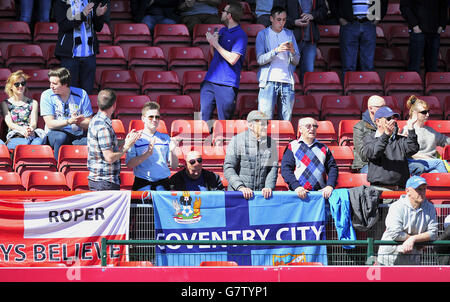 Fußball - Sky Bet League One - Bristol City / Coventry City - Ashton Gate. Reisegruppe von Coventry City Fans in den Tribünen Stockfoto
