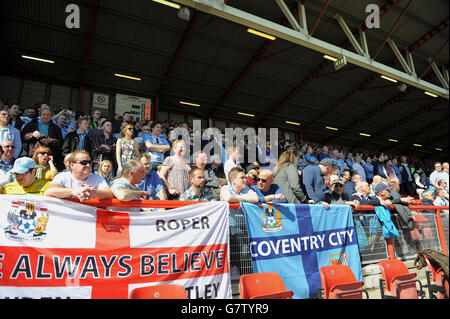 Fußball - Sky Bet League One - Bristol City / Coventry City - Ashton Gate. Reisegruppe von Coventry City Fans in den Tribünen Stockfoto