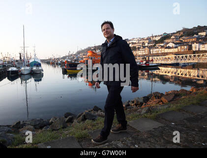 Der liberale Demokrat Nick Clegg sieht die im Hafen festgetäuten Fischtrawler während eines Besuchs auf dem Newlyn Fish Market in Cornwall. Stockfoto