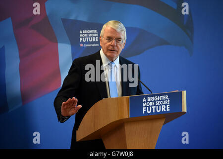 Der ehemalige Premierminister Sir John Major hält eine Rede vor Unterstützern der Konservativen Partei im West Warwickshire Sports Club in Solihull, West Midlands. Stockfoto