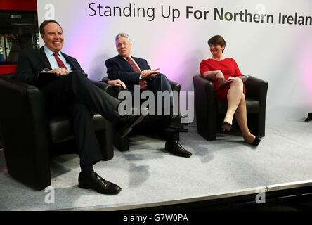 Der Vorsitzende der demokratischen Unionistischen Partei, Peter Robinson, mit dem stellvertretenden Vorsitzenden Nigel Dodds (links) und dem Kandidaten für Fermanagh & South Tyrone Arlene Foster während des Wahlprogramms der Partei im Fabrikgebäude des London Bus, Wrightbus, in Antrim. Stockfoto