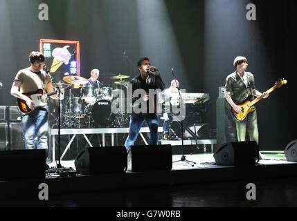 (Links-rechts) Graham Coxon, Dave Rowntree, Damon Albarn und Alex James of Blur während der Dreharbeiten zur Graham Norton Show in den London Studios, Süd-London. Stockfoto