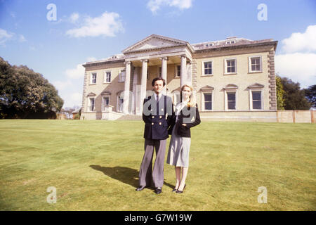 Lord und Lady Romsey auf dem Rasen vor Broadlands, in der Nähe von Romsey, dem Zuhause des verstorbenen Lord Mountbatten, als sie eine Vorschau auf das Haus gaben, bevor sie das Landhaus für die Öffentlichkeit öffneten. Stockfoto