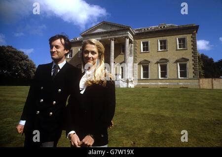 Lord und Lady Romsey auf dem Rasen vor Broadlands, in der Nähe von Romsey, dem Zuhause des verstorbenen Lord Mountbatten, als sie eine Vorschau auf das Haus gaben, bevor sie das Landhaus für die Öffentlichkeit öffneten. Stockfoto