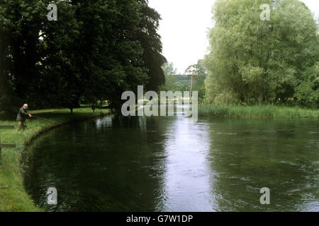 Eine ruhige, pastorale Szene des Baches, der durch das Anwesen von Broadlands fließt. Stockfoto