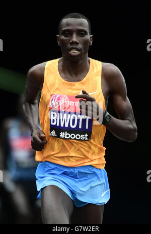 Leichtathletik - Virgin Money London Marathon 2015. Stanley Biwott aus Kenia beim Men's Elite-Rennen während des Virgin Money London Marathon 2015. Stockfoto