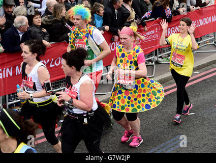 Marathonläufer in ausgefallener Kleidung während des Virgin Money London Marathon 2015. Stockfoto