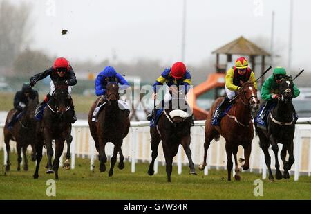 State of Emergency unter Emmet McNamara (links) auf dem Weg zum Gewinn des Tally Ho Stud European Breeders Fund Maiden auf der Curragh Racecourse, Kildare, Irland. Stockfoto