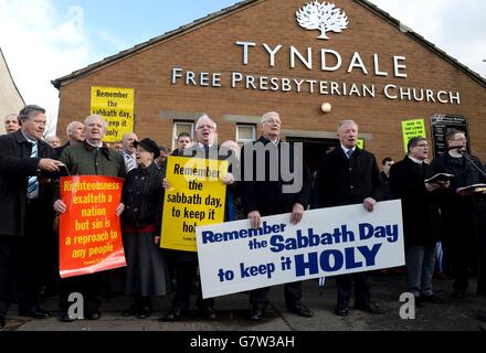 Mitglieder der Tyndale Free Presbyterian Church halten einen Gottesdienst im Freien in der Nähe des Windsor Parks ab, um gegen das erste Spiel in Nordirland zu protestieren, das an einem Sonntag ausgetragen wird, dem UEFA Euro 2016 Qualifier gegen Finnland im Windsor Park, Belfast. Stockfoto