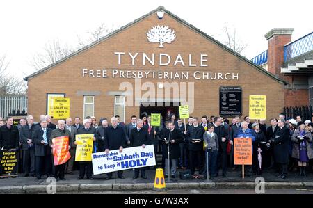 Mitglieder der Tyndale Free Presbyterian Church halten einen Gottesdienst im Freien in der Nähe des Windsor Parks ab, um gegen das erste Spiel in Nordirland zu protestieren, das an einem Sonntag vor der UEFA Euro 2016 Qualifier gegen Finnland im Windsor Park in Belfast ausgetragen wird. Stockfoto