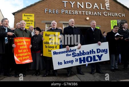 Mitglieder der Tyndale Free Presbyterian Church halten einen Gottesdienst im Freien in der Nähe des Windsor Parks ab, um gegen das erste Spiel in Nordirland zu protestieren, das an einem Sonntag vor der UEFA Euro 2016 Qualifier gegen Finnland im Windsor Park in Belfast ausgetragen wird. Stockfoto