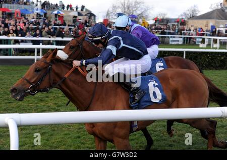 Dark Wave von Antonio Fresu schlägt Dance of Fire von David Probert, um den Cash Out auf den Betdaq+App Handicap Stakes während des Lincoln Family Fun Day auf der Doncaster Racecourse zu gewinnen. Stockfoto