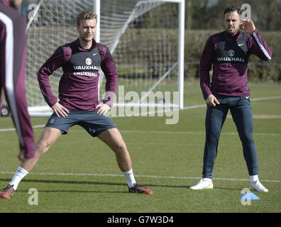 Fußball - Under 21 International - England unter 21 / Deutschland unter 21 - England unter 21 - Rockliffe Hall. Danny Ings von England U21 und Ben Gibson von England U21 (links) während der Mediensitzung in der Rockliffe Hall, Darlington. Stockfoto