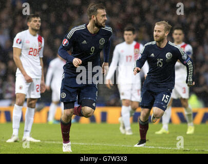 Schottlands Steven Fletcher (links) feiert sein zweites Tor während der UEFA Euro 2016 Qualifikation im Hampden Park, Glasgow. Stockfoto