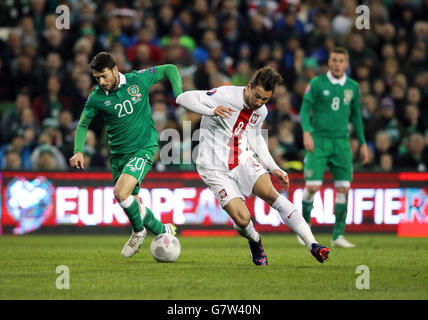 Der irische Wes Hoolahan (links) und der polnische Grzegorz Krychowiak kämpfen während der UEFA Euro 2016 Qualifikation im Aviva Stadium, Dublin, Irland, um den Ball. Stockfoto