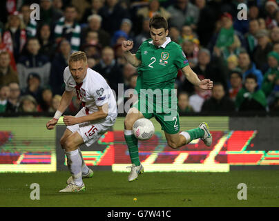 Der irische Seamus Coleman und der polnische Kamil Glik (links) kämpfen während der UEFA Euro 2016 Qualifikation im Aviva Stadium, Dublin, Irland, um den Ball. Stockfoto