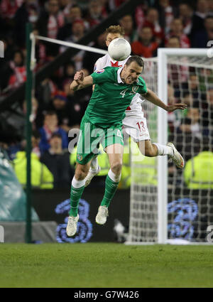 John O'Shea (vorne) und Maciej Rybus (Polen) kämpfen während der UEFA Euro 2016 Qualifikation im Aviva Stadium, Dublin, Irland, um den Ball. Stockfoto