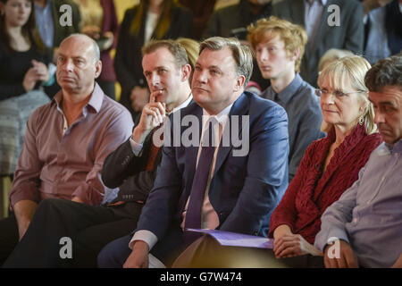 Der Schatzkanzler Ed Balls (Mitte) wartet darauf, in der Christ's Church, Swindon, zu sprechen. Stockfoto