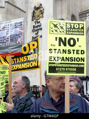 Protestler aus Essex stehen vor dem High Court im Zentrum von London und warten auf das Urteil über die Legalität der Regierungspläne zur Erweiterung der Flughäfen in Südostengland. Stansted, Luton und Heathrow sind alle betroffen. Anwohner-Gruppen bildeten eine Koalition mit den Londoner Stadtbezirken Wandsworth und Hillingdon, um Vorschläge zu bekämpfen, die im Luftverkehrsweißbuch der Regierung von 2003 enthalten sind, das vom Verkehrsminister Alistair Darling veröffentlicht wurde. Die lokalen Behörden in Herts und Nord-Essex haben sich ebenfalls an der ersten Klage vor dem Obersten Gerichtshof zu einem Weißbuch angeschlossen. Stockfoto
