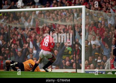 Fußball - FA Carling Premiership - Manchester United / Wimbledon - Old Trafford. Roy Keane (r) von Manchester United (r) kehrt zur Feier zurück, nachdem er eines seiner beiden Tore gegen Wimbledon-Torwart Paul Heald (l) Stockfoto