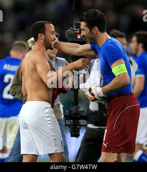 Englands Andros Townsend (links) tauscht nach dem internationalen Freundschaftspass im Juventus-Stadion, Turin, T-Shirts gegen Italiens Torwart Gianluigi Buffon (rechts). Stockfoto