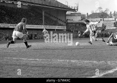 Manchester United Torwart Alex Stepney (l) rast aus seinem Rennen Tor, um den Winkel als Southampton Mick Channon (r) Fortschritte beim Ziel Stockfoto