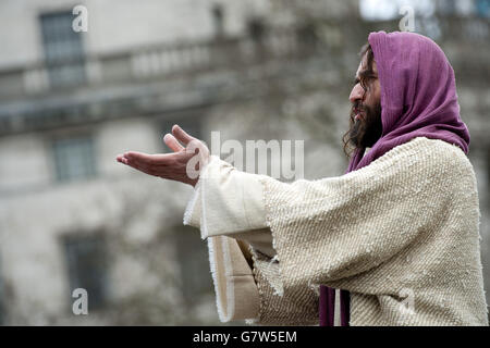 "Die Passion Jesu" wird am Karfreitag auf dem Trafalgar Square in London von Schauspielern der Wintershall Players vor Menschenmengen aufgeführt. Stockfoto