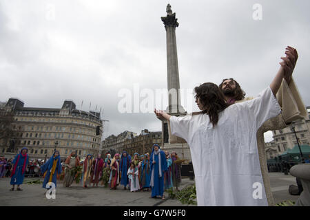 "Die Passion Jesu" wird am Karfreitag auf dem Trafalgar Square in London von Schauspielern der Wintershall Players vor Menschenmengen aufgeführt. Stockfoto