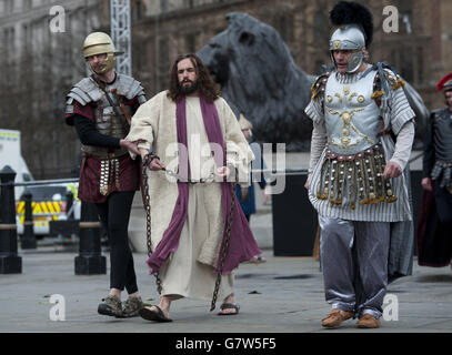 "Die Passion Jesu" wird am Karfreitag auf dem Trafalgar Square in London von Schauspielern der Wintershall Players vor Menschenmengen aufgeführt. Stockfoto