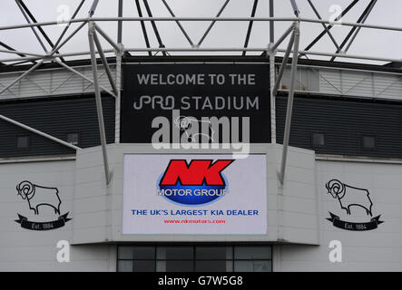 Fußball - Sky Bet Championship - Derby County / Watford - iPro Stadium. Logos von Derby County auf der Seite des iPro Stadions Stockfoto
