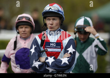 Jamie Spencer macht sich auf den Weg zum Betfred 'Home of Goals Galore' Handicap Stakes Run während des Osterfamilienspaßtages auf der Kempton Racecourse. Stockfoto