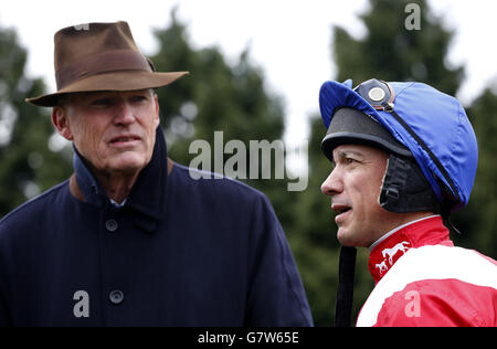 Trainer John Gosden mit Frankie Dettori vor dem Betfred Mobile Snowdrop Foules' Stakes Race während des Easter Family Fun Day auf der Kempton Racecourse. DRÜCKEN SIE VERBANDSFOTO. Bilddatum: Samstag, 4. April 2015. Siehe PA Story RACING Kempton. Bildnachweis sollte lauten: Julian Herbert/PA Wire Stockfoto