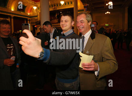 UKIP-Anführer Nigel Farage hat ein Selfie mit einem Fan (Name nicht bekannt) beim Thanet Beer Festival in Margate, Kent, aufgenommen, während er seine Kampagne für den Sitz von South Thanet bei den Parlamentswahlen fortsetzt. Stockfoto