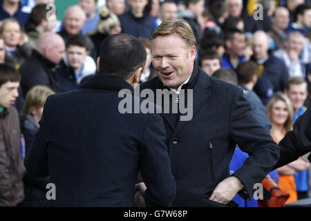 Southampton-Manager Ronald Koeman (rechts) und Everton-Manager Roberto Martinez (links) geben sich beim Spiel der Barclays Premier League im Goodison Park, Liverpool, die Hände. DRÜCKEN Sie VERBANDSFOTO. Bilddatum: Samstag, 4. April 2015. Siehe PA Geschichte FUSSBALL Everton. Bildnachweis sollte lauten: Peter Byrne/PA Wire. Stockfoto