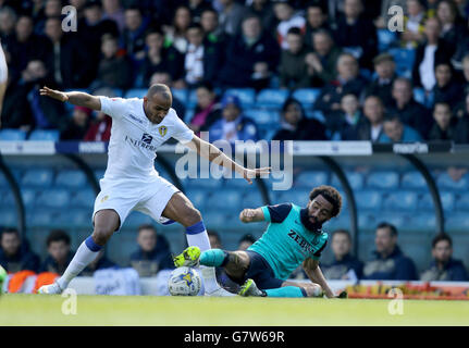 Fußball - Sky Bet Championship - Leeds United / Blackburn Rovers - Elland Road. Rodolph Austin von Leeds United fordert Blackburns Lee Williamson während des Sky Bet Championship-Spiels in der Elland Road, Leeds, heraus. Stockfoto