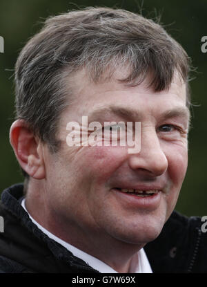 Trainer Anthony Carson vor dem Betfred „Racing's biggest Supporter“ Handicap Stakes Race während des Osterfamilienspaßtages auf der Kempton Racecourse. DRÜCKEN SIE VERBANDSFOTO. Bilddatum: Samstag, 4. April 2015. Siehe PA Story RACING Kempton. Bildnachweis sollte lauten: Julian Herbert/PA Wire Stockfoto