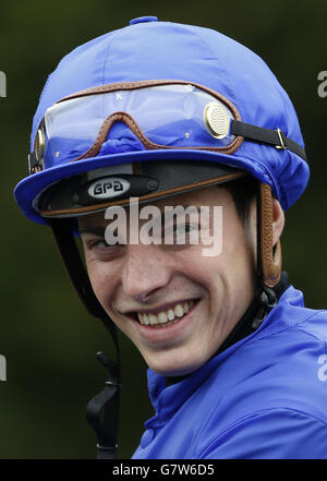 James Doyle, bevor er mit Very Special den Betfred gewinnt, unterstützt den Conditions Stakes Race Run der Jack ERRY House-Stutfohlen während des Osterfamilienspaßtages auf der Kempton Racecourse. DRÜCKEN SIE VERBANDSFOTO. Bilddatum: Samstag, 4. April 2015. Siehe PA Story RACING Kempton. Bildnachweis sollte lauten: Julian Herbert/PA Wire Stockfoto