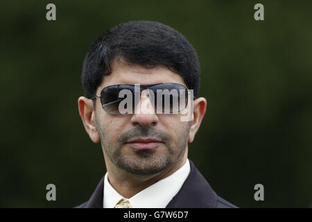 Godolphin Trainer Saeed bin Suroor vor dem Betfred unterstützt Jack Berry House Fohlen's Conditions Stakes Race Run während des Easter Family Fun Day auf der Kempton Racecourse. DRÜCKEN Sie VERBANDSFOTO. Bilddatum: Samstag, 4. April 2015. Siehe PA Story RACING Kempton. Bildnachweis sollte lauten: Julian Herbert/PA Wire Stockfoto