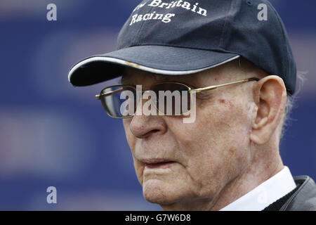 Trainer Clive Brittain before the Betfred unterstützt das Conditions Stakes Race von Jack Berry House während des Easter Family Fun Day auf der Kempton Racecourse. DRÜCKEN SIE VERBANDSFOTO. Bilddatum: Samstag, 4. April 2015. Siehe PA Story RACING Kempton. Bildnachweis sollte lauten: Julian Herbert/PA Wire Stockfoto