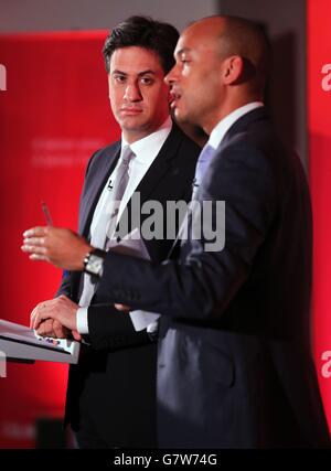 Der Gewerkschaftsführer Ed Miliband und der Schattenwirtschaftsminister Chuka Umunna während einer Pressekonferenz in London, als die Partei ihr Bildungsmanifest mit der Zusage startete, allen Teenagern persönliche Ratschläge zu ihrer Karriere zu geben, damit sie nicht länger die Türen für ihre Arbeit „verschlossen“ werden. Stockfoto