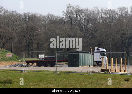 Eine allgemeine Ansicht des britischen Öl- und Gasinvestments (UKOG)-Standorts in der Nähe von Horley, West Sussex, da das Explorationsunternehmen die Entdeckung von Milliarden Barrel Ölreserven am Standort in der Nähe des Flughafens Gatwick bekannt gab. Stockfoto