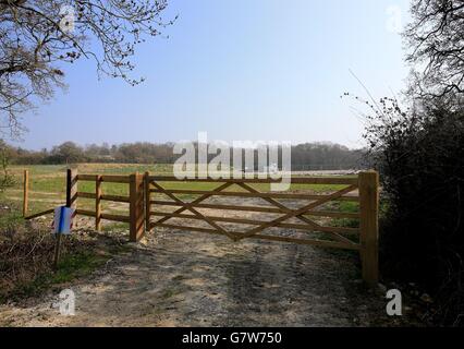 Eine allgemeine Sicht auf den Standort UK Oil & Gas Investments (UKOG) in der Nähe von Horley, West Sussex, da das Explorationsunternehmen die Entdeckung von Milliarden Barrel Ölreserven am Standort in der Nähe des Flughafens Gatwick bekannt gab. Stockfoto