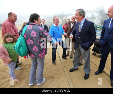 UKIP-Führer Nigel Farage trifft Unterstützer, als er Broadstairs Beach in Broadstairs, Kent, besucht, während er seine Kampagne für den Sitz von South Thanet bei den Parlamentswahlen fortsetzt. Stockfoto